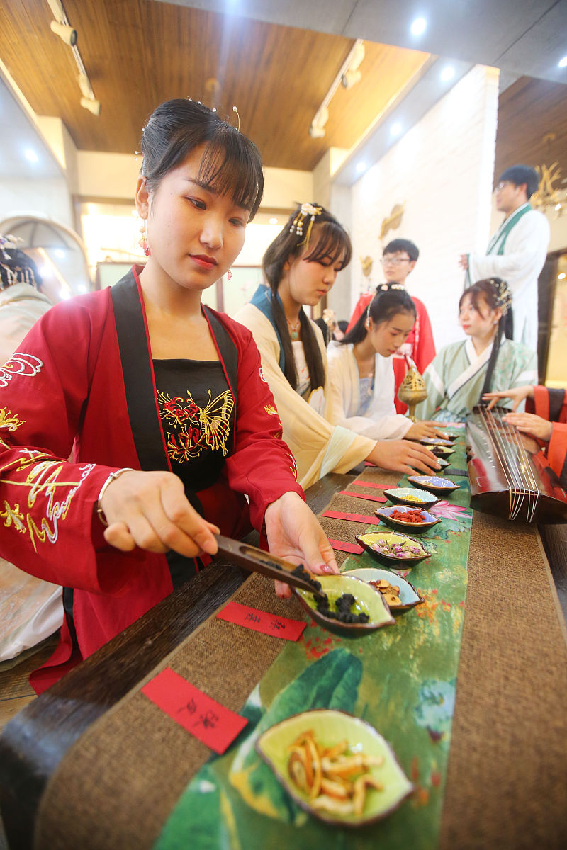 中南大学志愿者带你走进湘绣文化，感受湖湘之美！