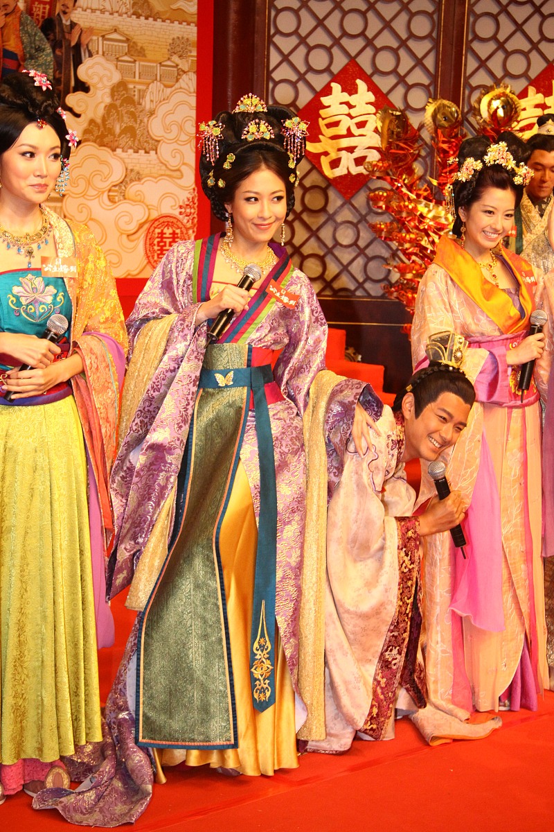 唐传奇中许多小说更是以妓女为创作对象其中最有代表性的就是《李娃传》和《霍小玉传》论述唐代传奇中妓女形象不少于1000字。