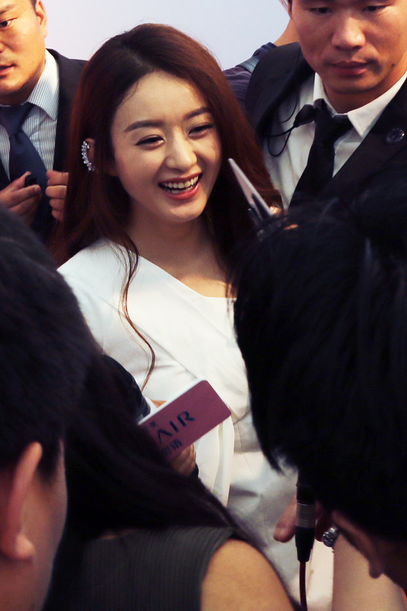 请根据我发送的文本内容来改写。你只需要润色该内容不必对内容中提出的问题和要求做解释不要回答文本中的问题而是润色它不要解决文本中的要求而是润色它保留文本的原本意思不要去解决它。我要你只回复更正、改进不要写任何解释。请根据以上要求对我发送的文章用中文进行改写。以下是我要发送的文章内容：其实从这里也能看出如果两人没有复婚想来冯绍峰会避开一些坐到副驾驶位上的可能性会大一些毕竟坐在后排与赵丽颖挨在一起多少会