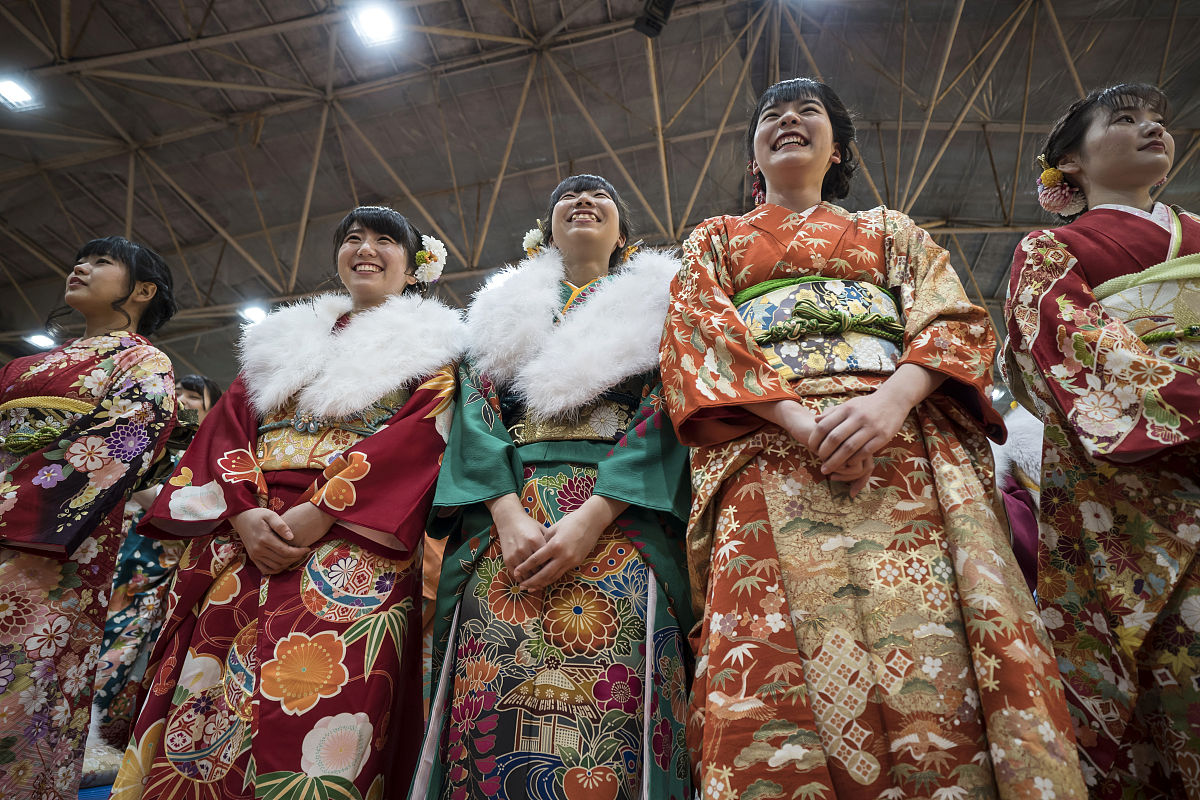 当地时间2020年1月13日,日本东京,大量女孩子穿着传统服饰参加"成人礼