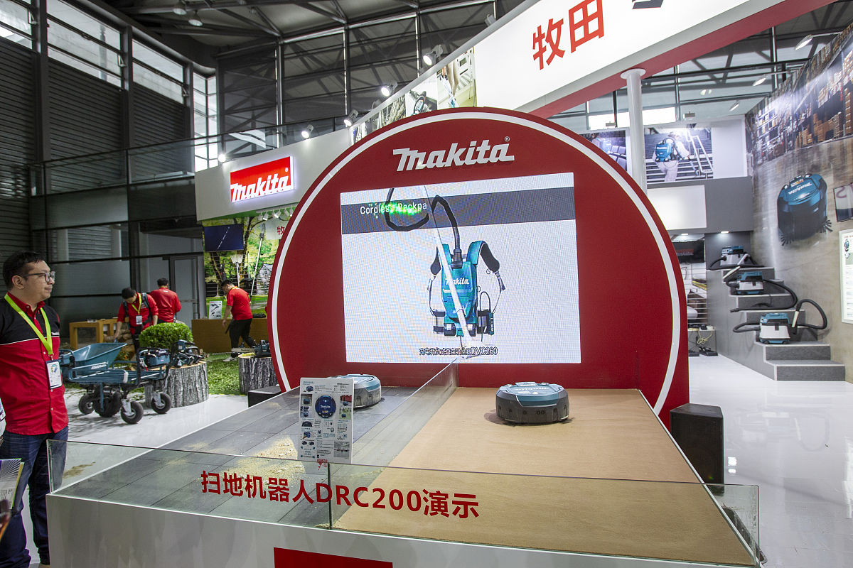 未来都市: 红色力量 - 智能扫地机器人引领科技生活