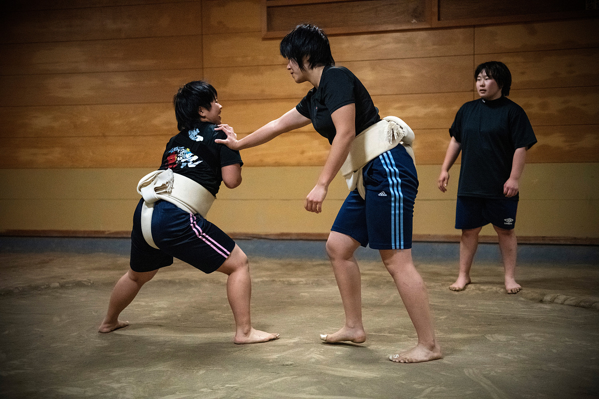 当地时间2018年10月25日,日本岐阜,朝日大学女子相扑队选手在相扑馆参