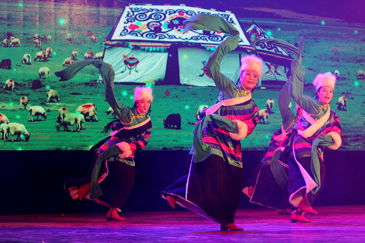 详细写从动作音乐美术种类主题思想赏析藏族三人舞《牛背摇篮》