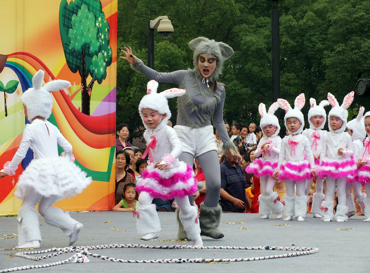 小白兔叫小猪起床看图写话故事300字 - 充满活力的一天