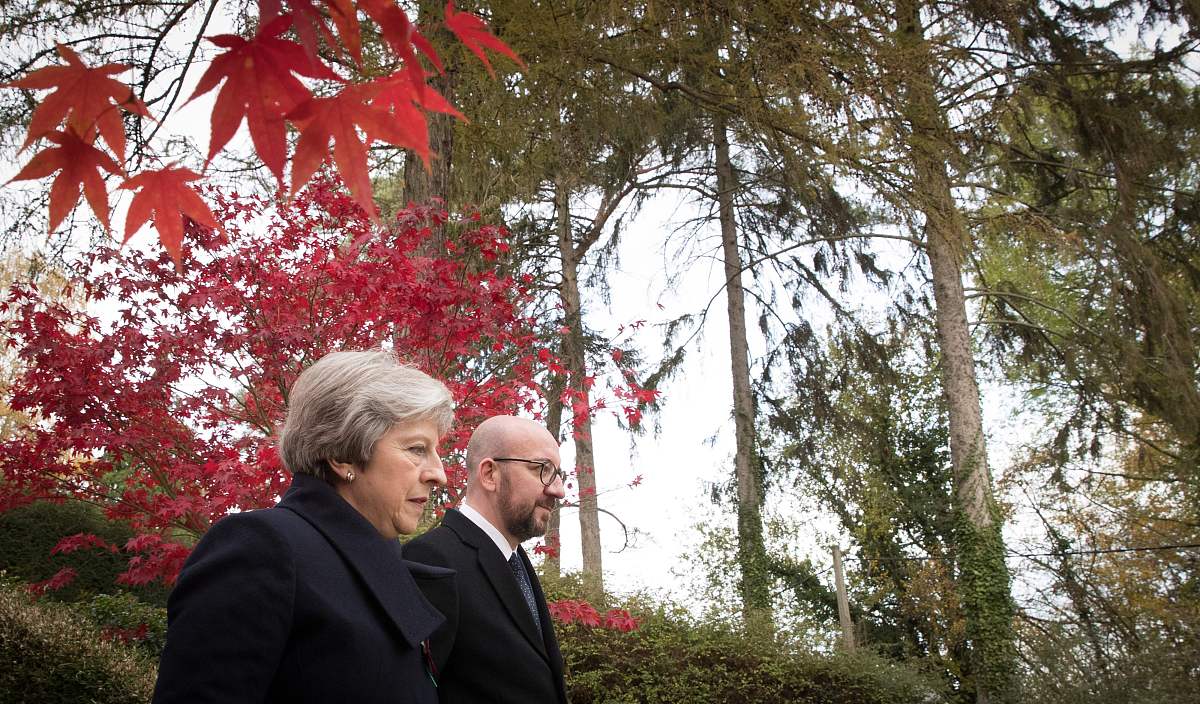 纪念一战结束100周年 英首相赴比利时军事公墓敬献花圈