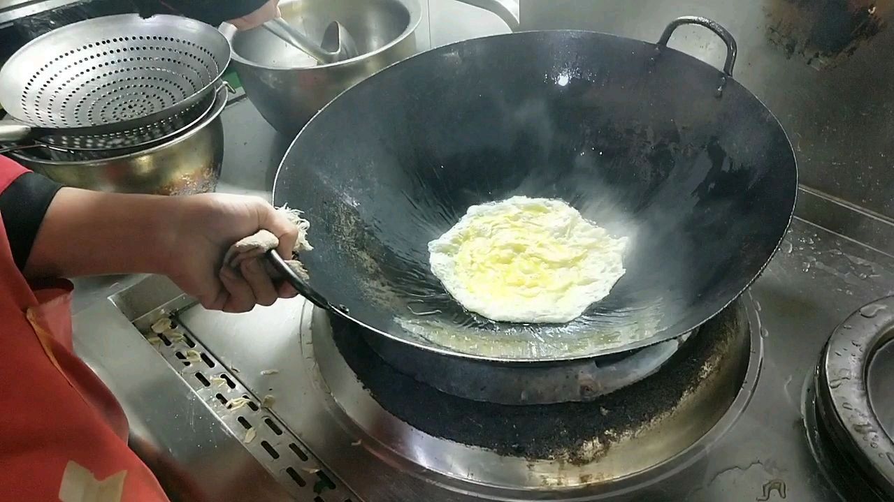 新来6500元大厨炒面,这操作流畅完美,大家看看他厨艺如何