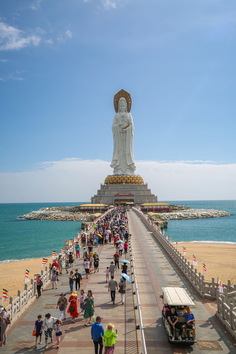 2019年1月18日,海南三亚南山文化旅游区,碧海蓝天映衬下的108米海上观