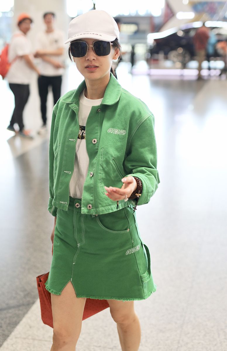 帮我撰写一篇浅秋明媚感开学穿搭的文案以描述服饰细节为主题服装类型：假两件套绿色翻领卫衣黑白格子拼接、浅蓝色轻薄网纱连衣裙飘逸清新、大翻领蓝色动感连衣裙时尚印花缀满整体