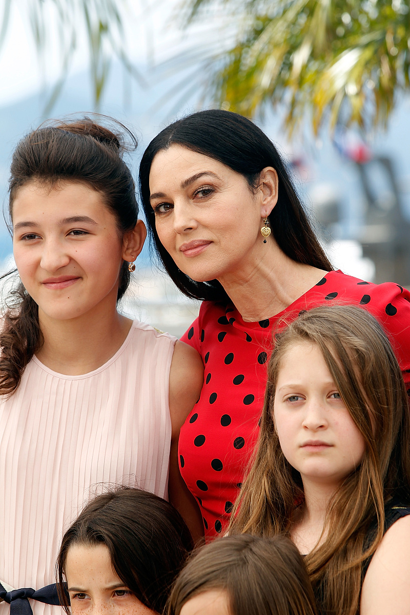 根据下列文字改写并续写1500字左右。伊朗王后索拉娅因无法生育被剥夺了皇后的身份让人感到惋惜。