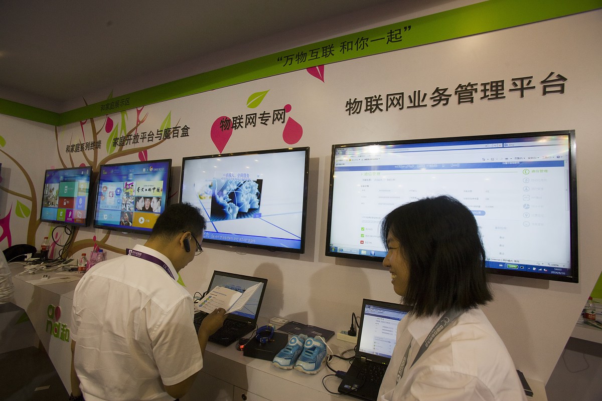 由于其业务并未创新在结算方面的业务办理比较困难同时没有完善的支付系统以及银联系统导致不能办理银行卡业务等这些问题阻碍了村镇银行的进一步发展对村镇银行的自身业务创新造成了阻碍