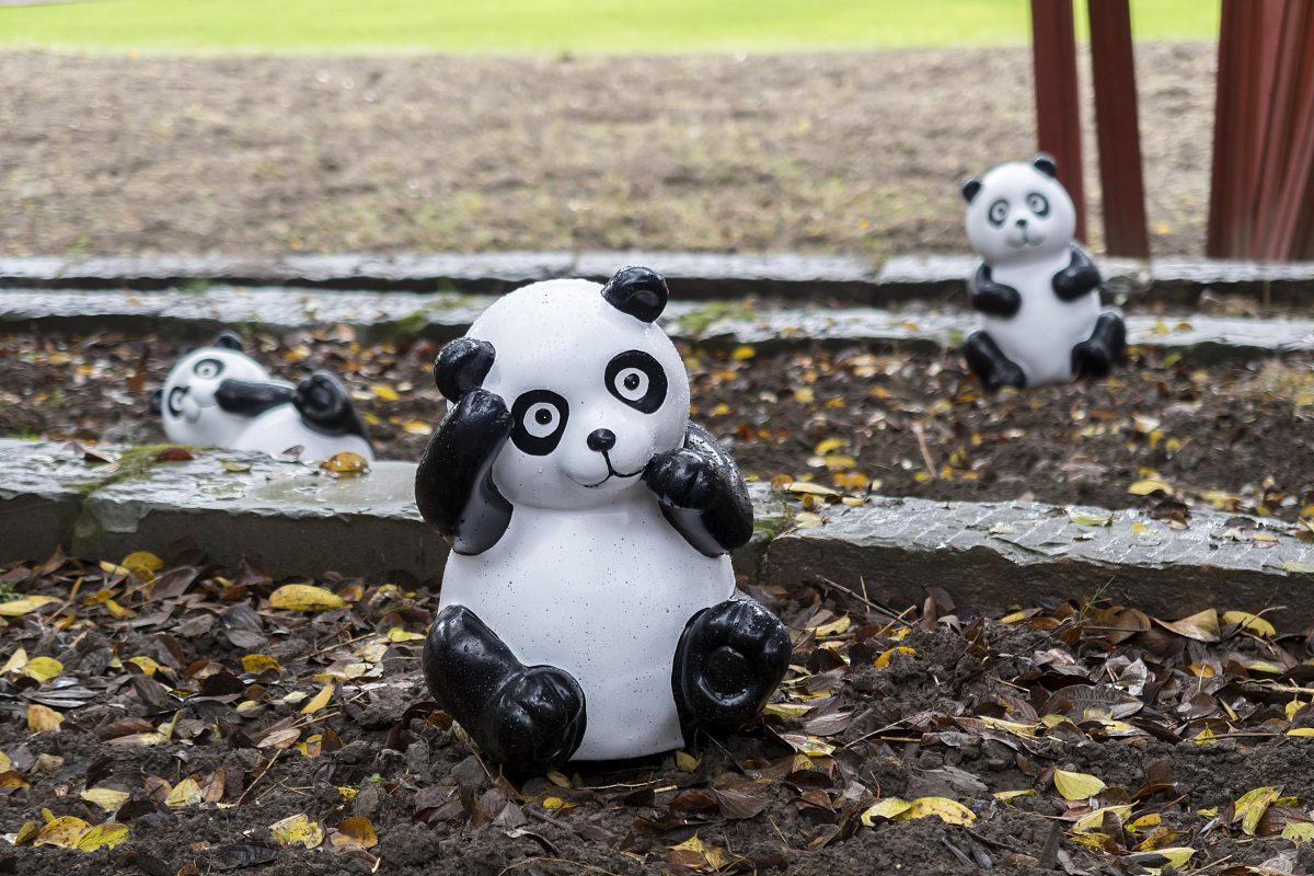 改写：得益于国家颁布的熊猫外交政策在艺术陶中属大熊猫类型的陶瓷制品最受欢迎见图2-6大熊猫也成为和平的象征侧面折射出20世纪80年代整个社会和时代的审美倾向。