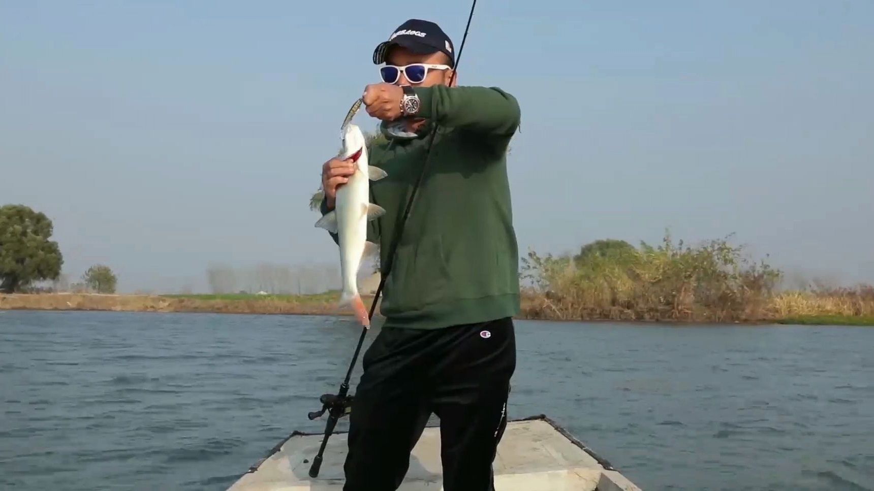 长江大湖钓鱼,野钓名贵红珠鱼,收获一条2斤的野生红珠鱼