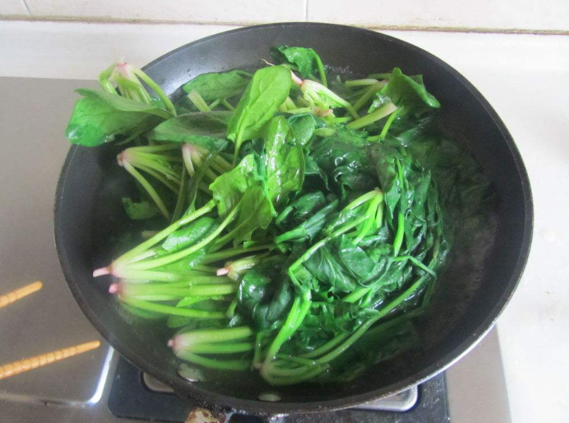 吃菠菜前多做这一步,做出来的菠菜不苦不涩,难怪大厨都这么做