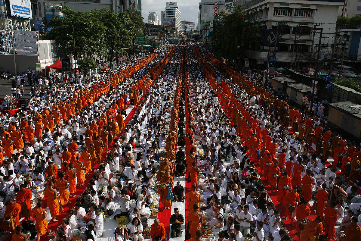 2011年5月8日,泰国曼谷,据组织者称,12600名僧侣聚集在一起庆祝卫赛节