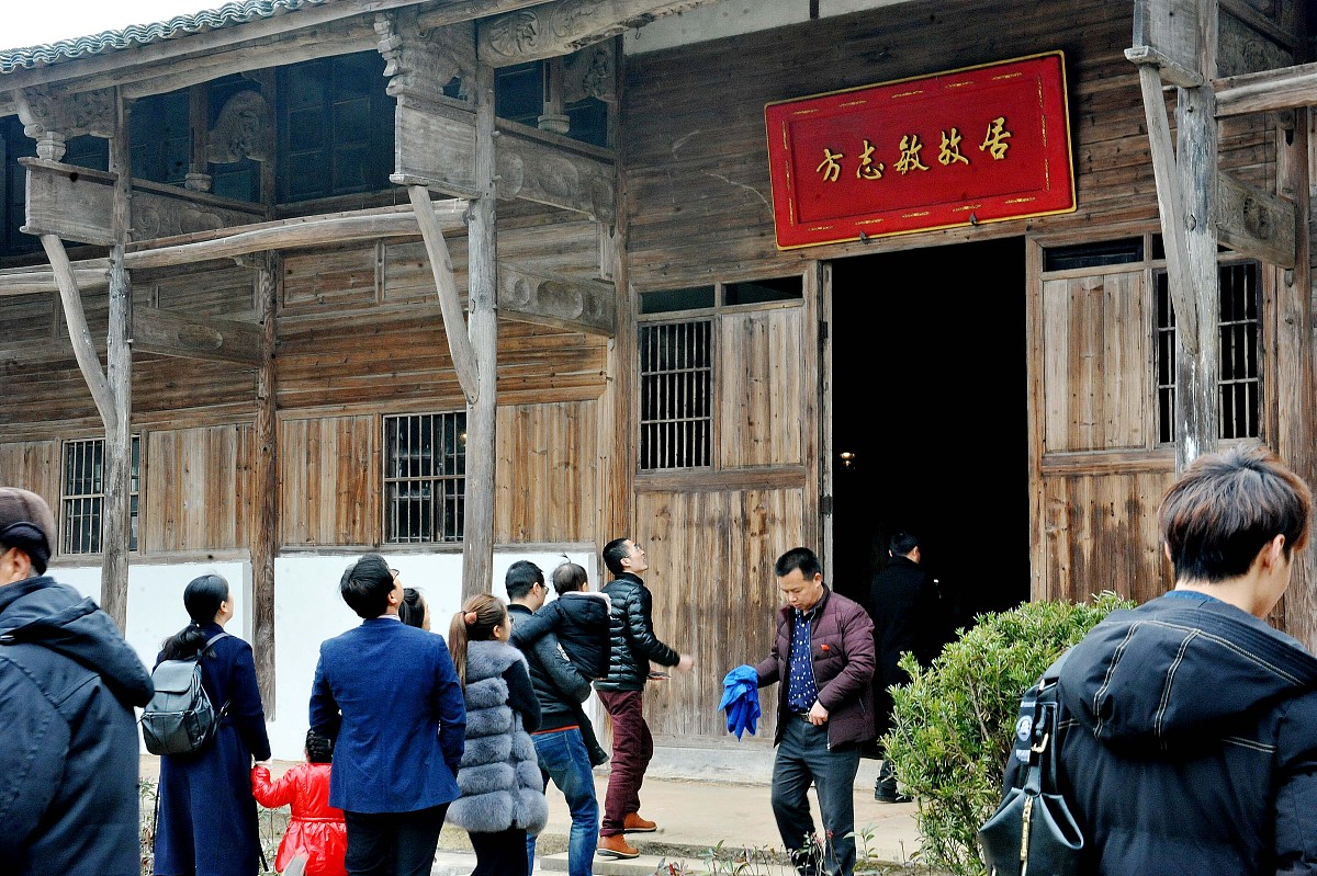 ***_***2017年2月3日,游客在被誉为世界地质公园的江西省弋阳县龟峰旅