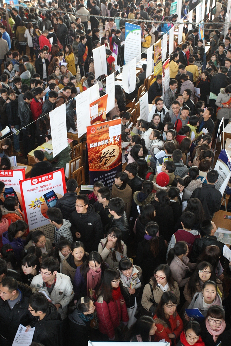 ***_***2012年11月17日,山东烟台,在鲁东大学篮球馆,大学生在2013届毕