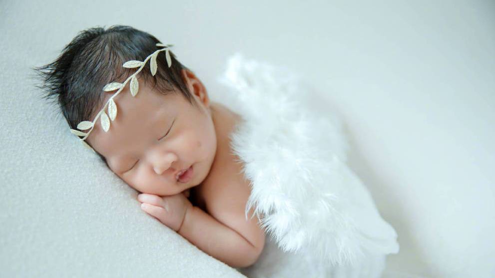 #每日娱乐快讯#【冉莹颖晒三胎宝宝五个月照片 手舞足蹈笑眼眯眯 】29日,冉莹颖公开了三胎