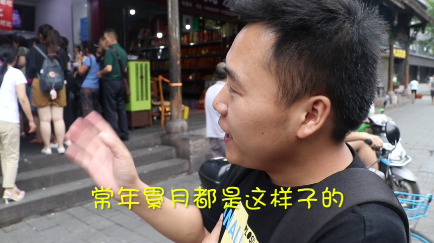 同是宫廷糕点,一家“火爆“到长队排起,另一家却显得十分“凄凉