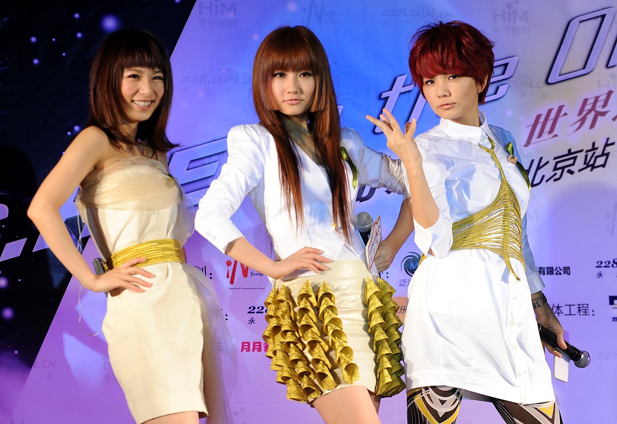 2010年4月22日,北京,"2010s.h.e爱而为一世界巡回北京演唱会"发布会举