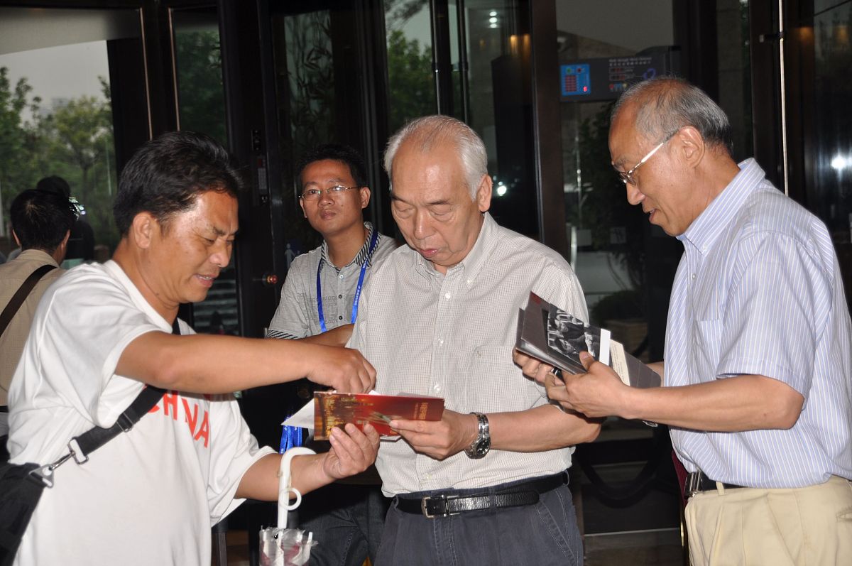 2010年6月30日讯,上海,乒坛名宿张燮林来到2010年"世界vs中国"乒乓球