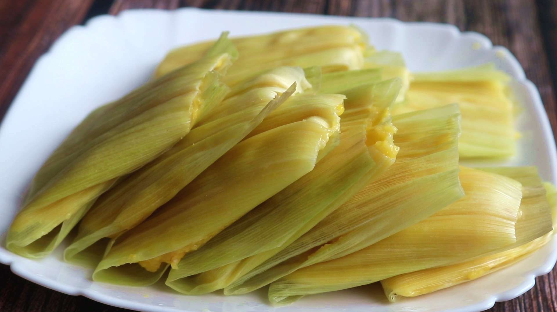 玉米别再煮着吃了,加入一把糯米粉,软糯鲜甜,老少皆宜!