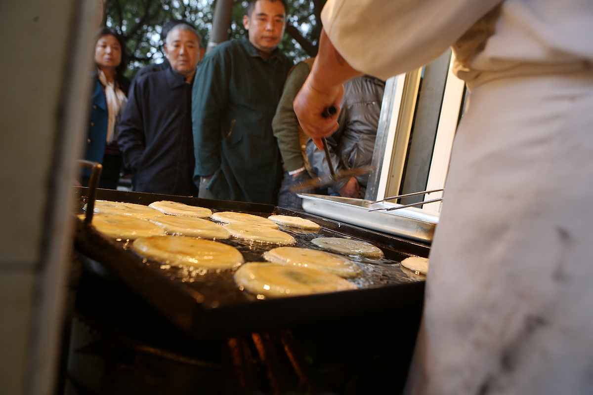 ***_*** 2016年11月9日,上海.继"阿大葱油饼"成为网红后,上海又现"网