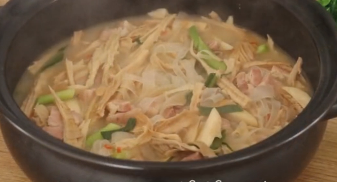 吃腊肉的季节怎么能少得了这道腊肉笋干煲呢!配上粉条吃了还想吃