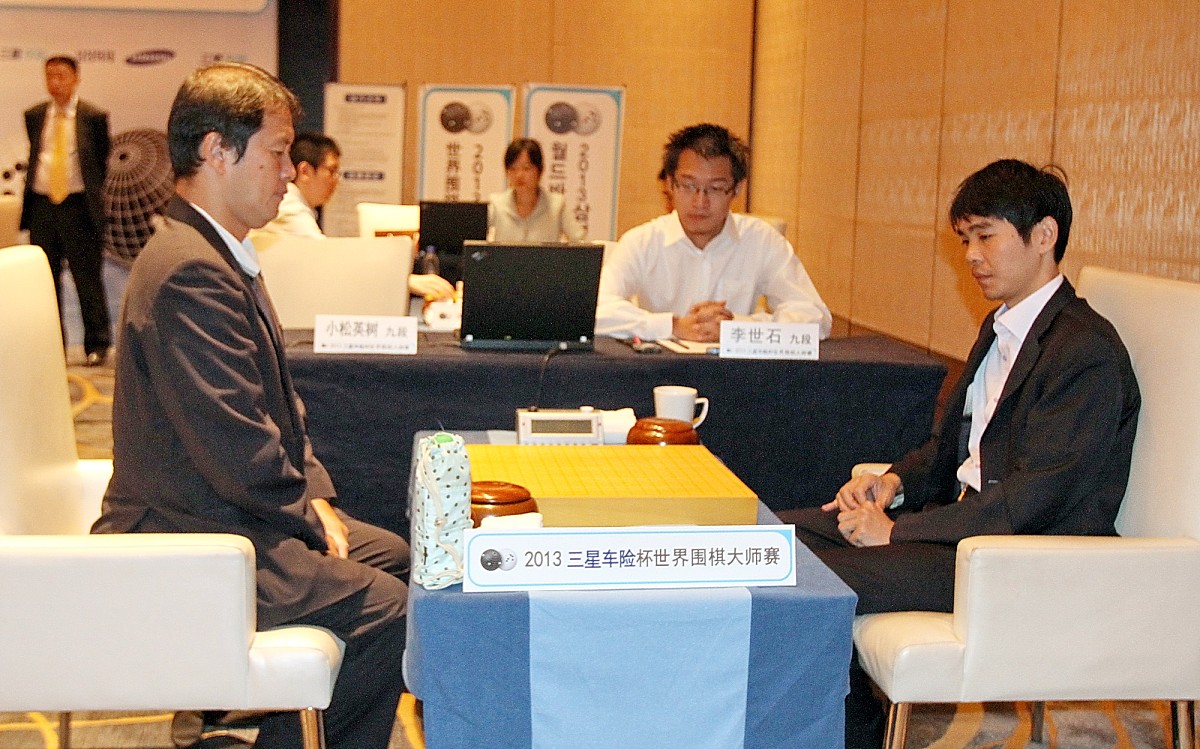2016年谷歌旗下的Deep Mind团队组织阿尔法围棋Alpha Go与世界顶级围棋选手之一李世石进行了举世瞩目的人机大战最终Alpha Go以总比分41打败了围棋大师李世石。换句话表达