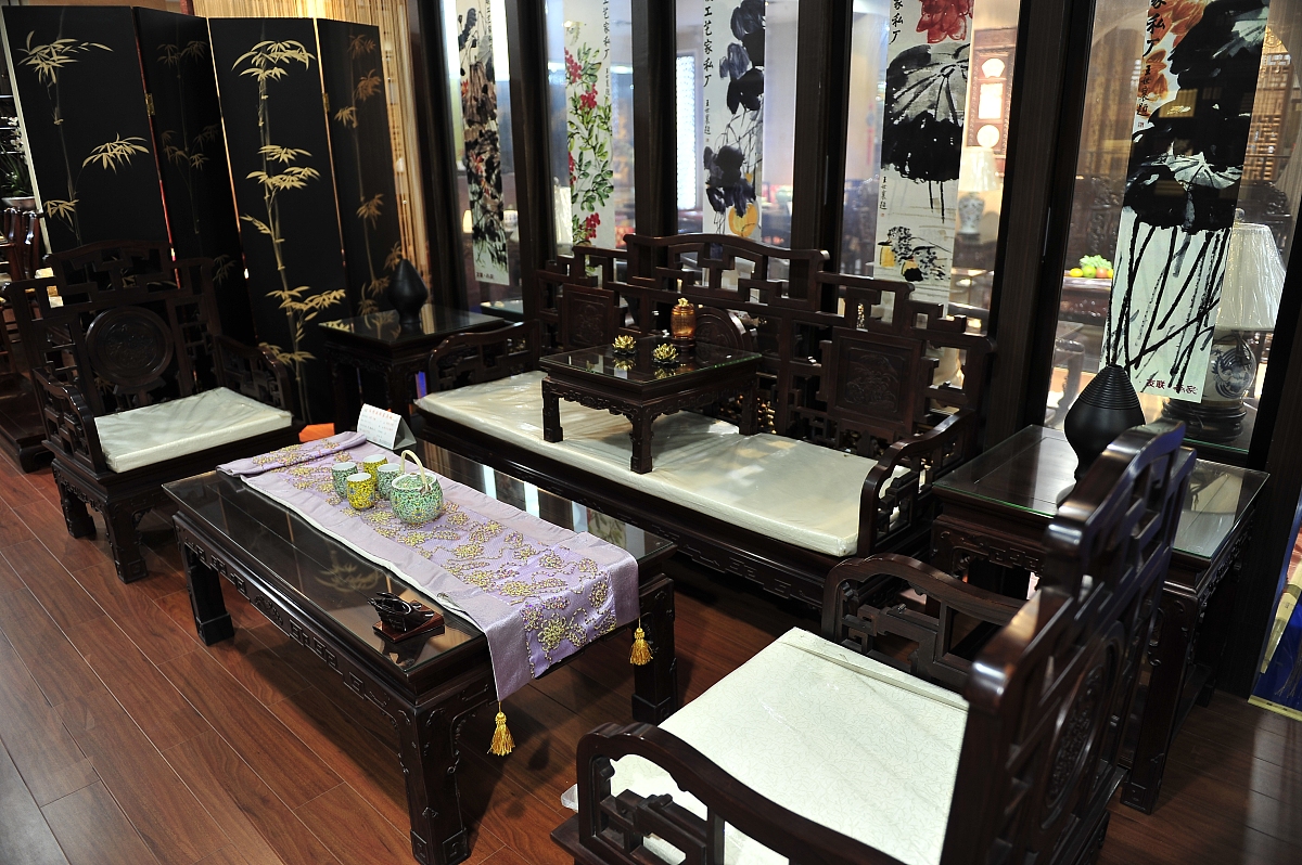 2010年1月12日,江苏省淮安市家俱城内的现代家俱,床,沙发,餐桌,客厅等
