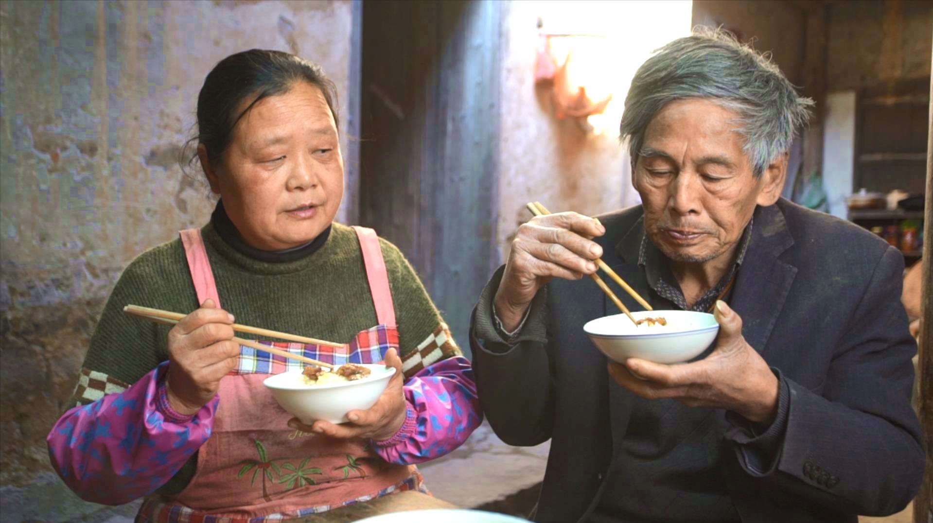 农村夫妻相差8岁,丈夫想吃鸡尖,媳妇就给做,看老两口如何相处