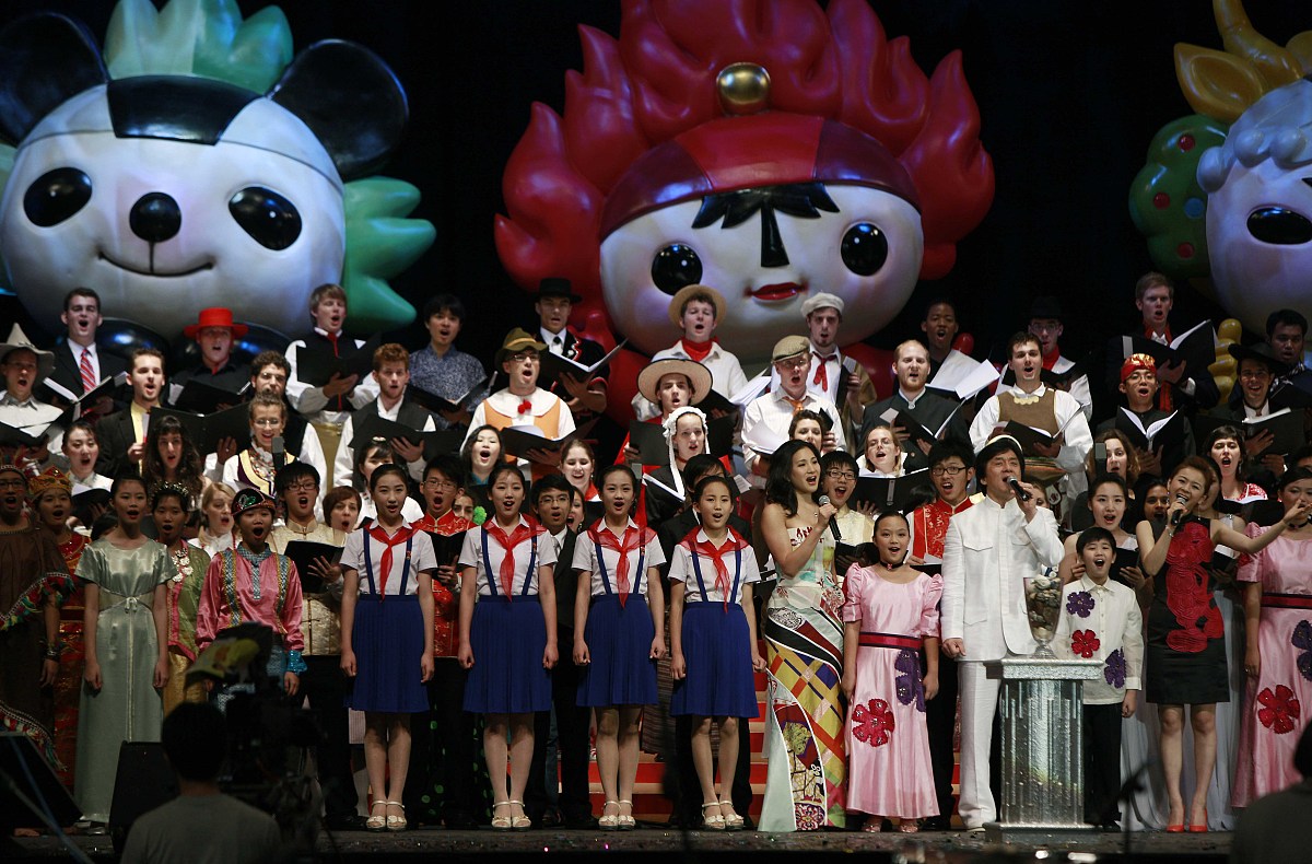 2008年7月18日晚,"世界同声颂奥运"音乐晚会在香港举行,成龙领唱结束