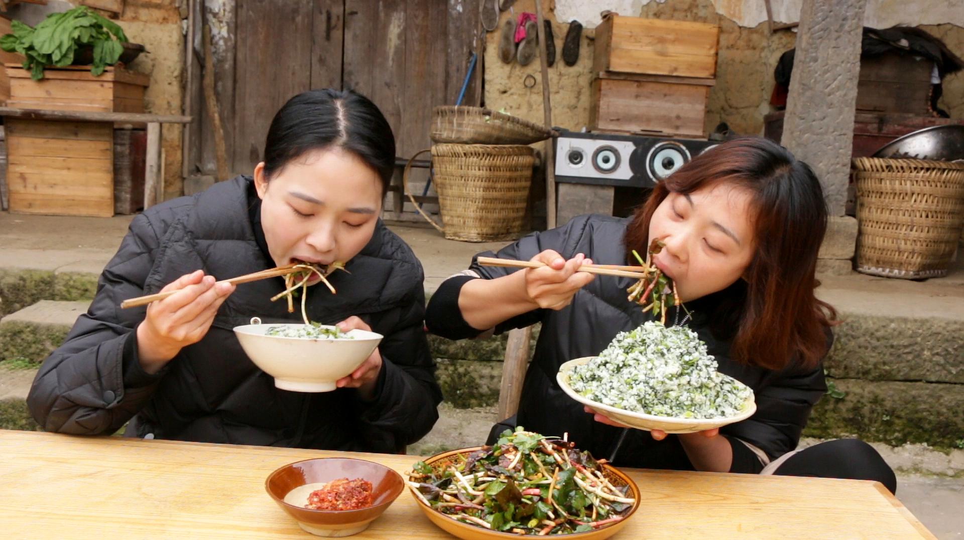 [图]秋妹和姐姐炒菜干饭，配着野生折耳根，还是小时候的味道，看饿了