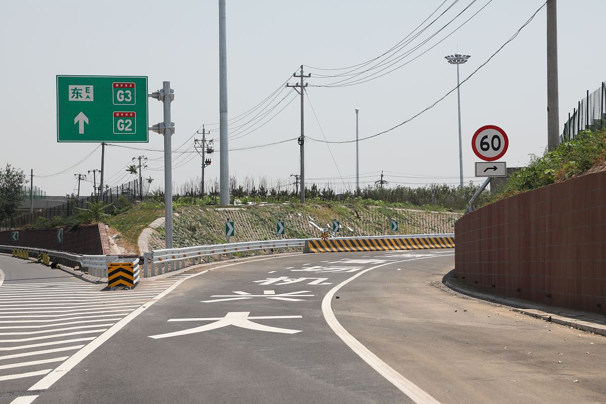 某二级公路转弯处转弯半径250米受路旁建筑的遮挡驾驶员视距为120米因受排水的限制路面未设超高双向横坡为15沥青路面路面纵向摩阻系数为033横向摩阻系数为012因频发车辆与人畜碰撞事故试对此进行交通改善分析。提示实际通视视距按照120米可以计算出一个车速；按照弯道半径R=250米可以计算出一个车速选择小的值作为限制车速使用。