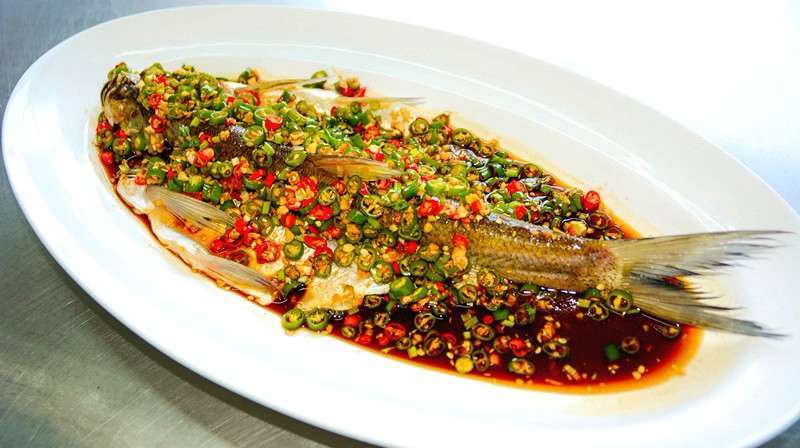 太湖白鱼到底怎么做才能打破传统求得创新,酒店大厨终于出新招了