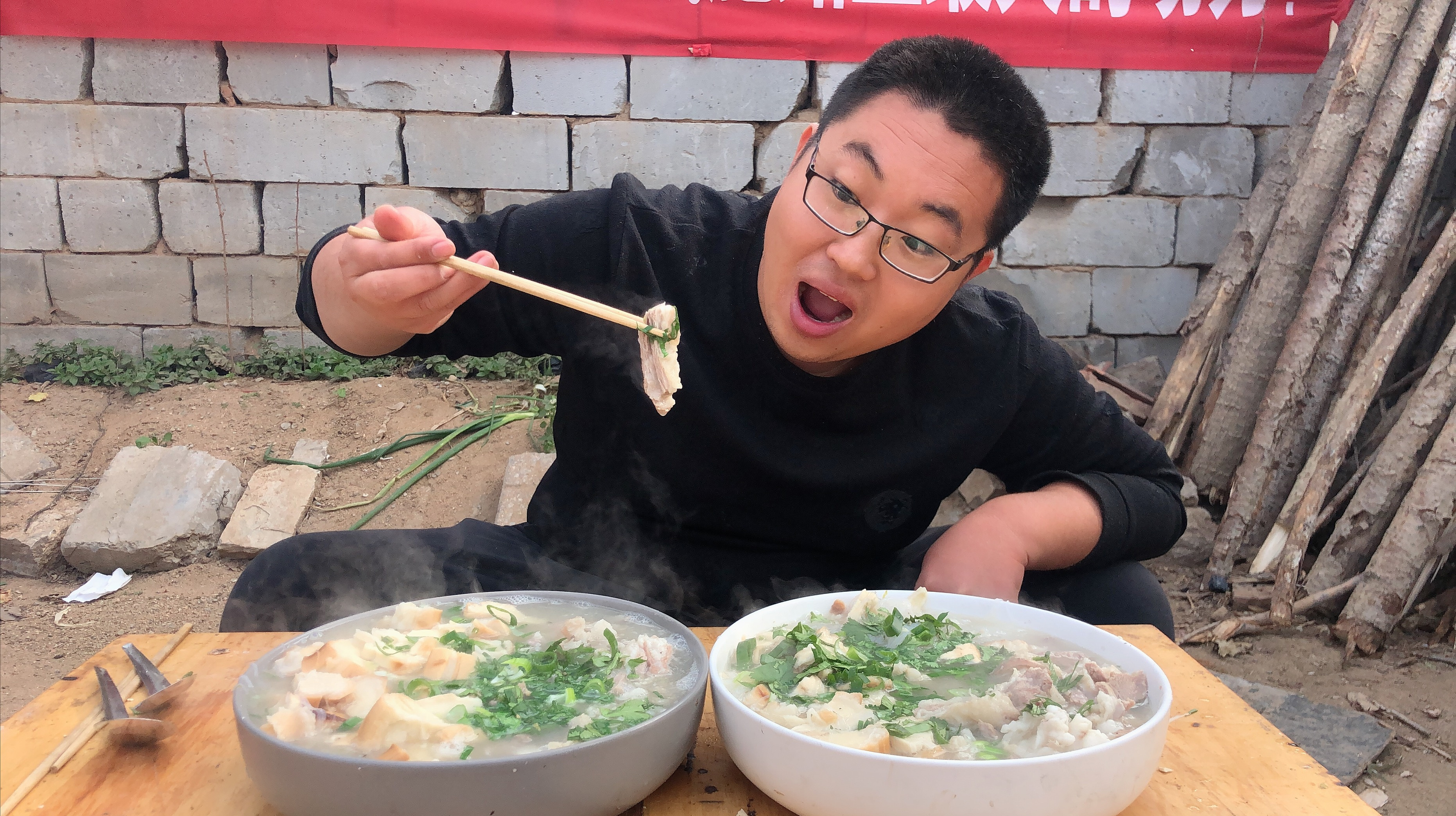 大盆羊肉泡馍!2斤羊肉、3个杠子头,宽汤肉肥,真过瘾!