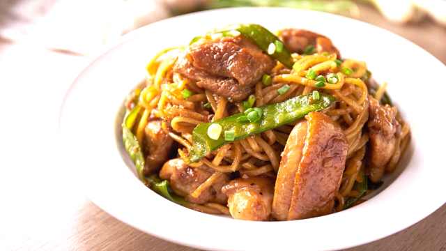 厨房新手也能做的美味:泰式鸡块炒面