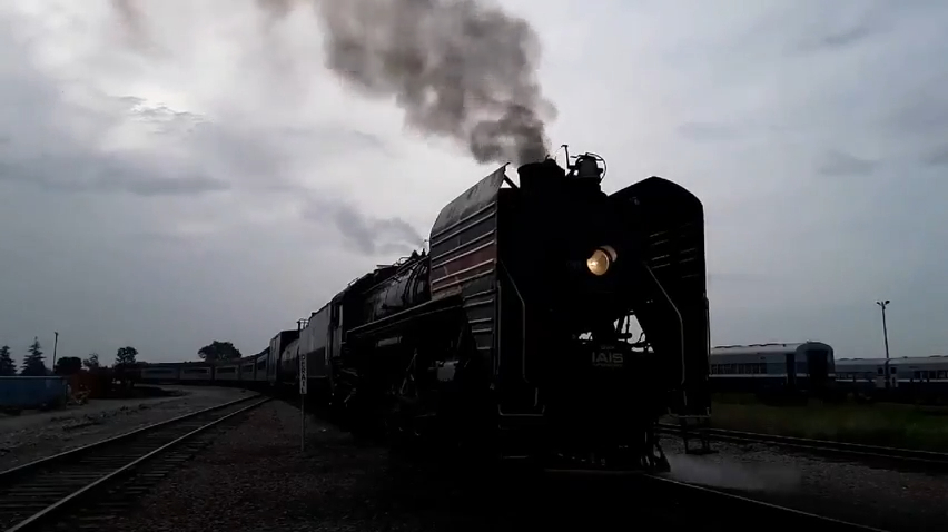 中国的蒸汽机车在美国!前进6988型蒸汽机车冒着浓烟,走走停停