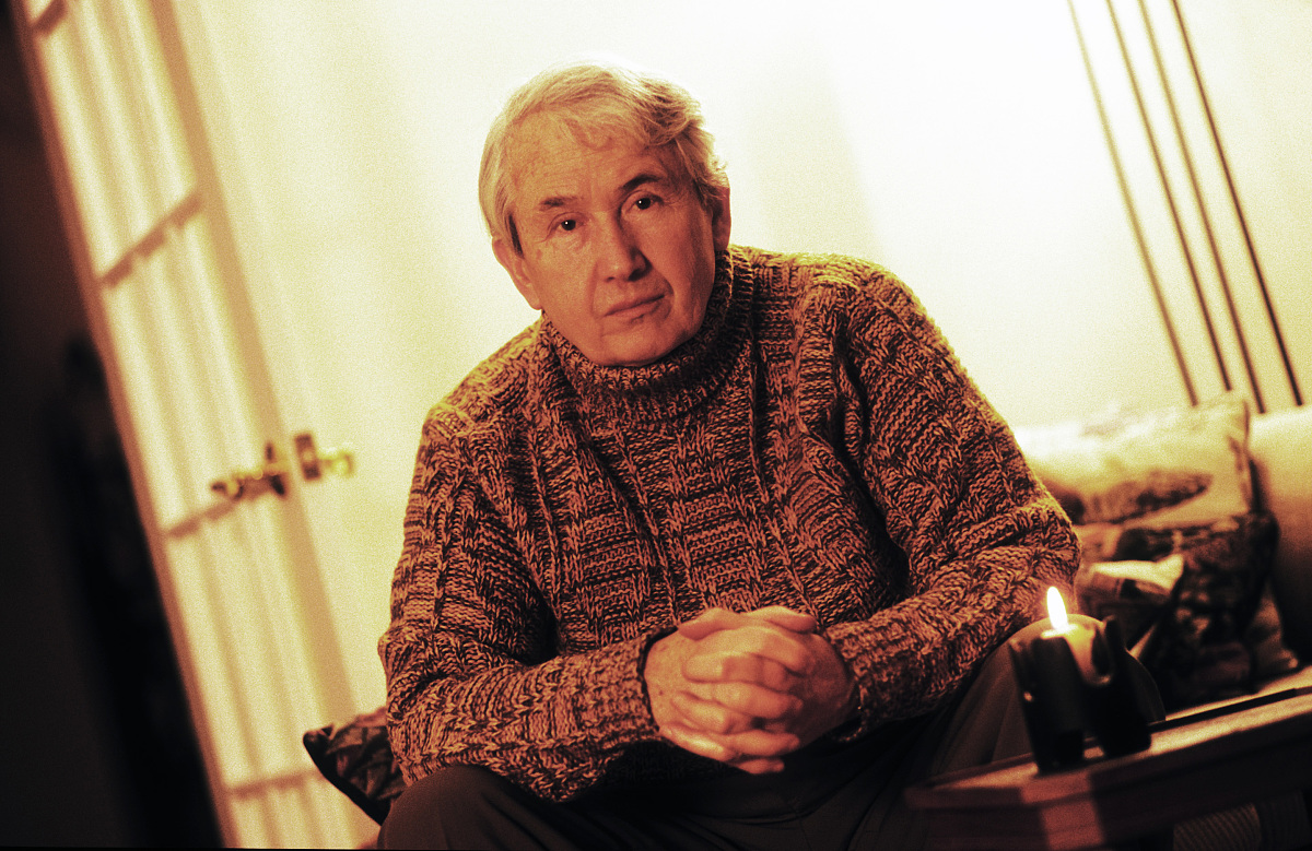 1997年,纽约,作家弗兰克-麦考特(frank mccourt)在曼哈顿的家里.***_*