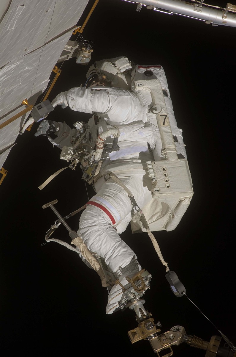 这张由美国宇航局(nasa)2009年7月21日公布的照片显示,美国"奋进"号航