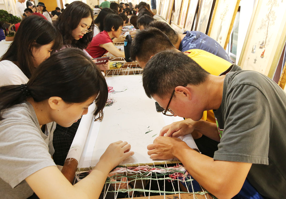 成都幼师学校十一小长假建议：孩子是‘宅’还是‘放’？