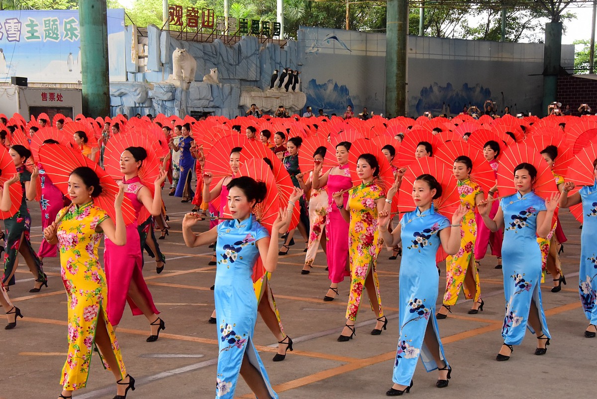 2017年5月14日,来自两岸三地的千余名旗袍爱好者,在广东东莞观音山国