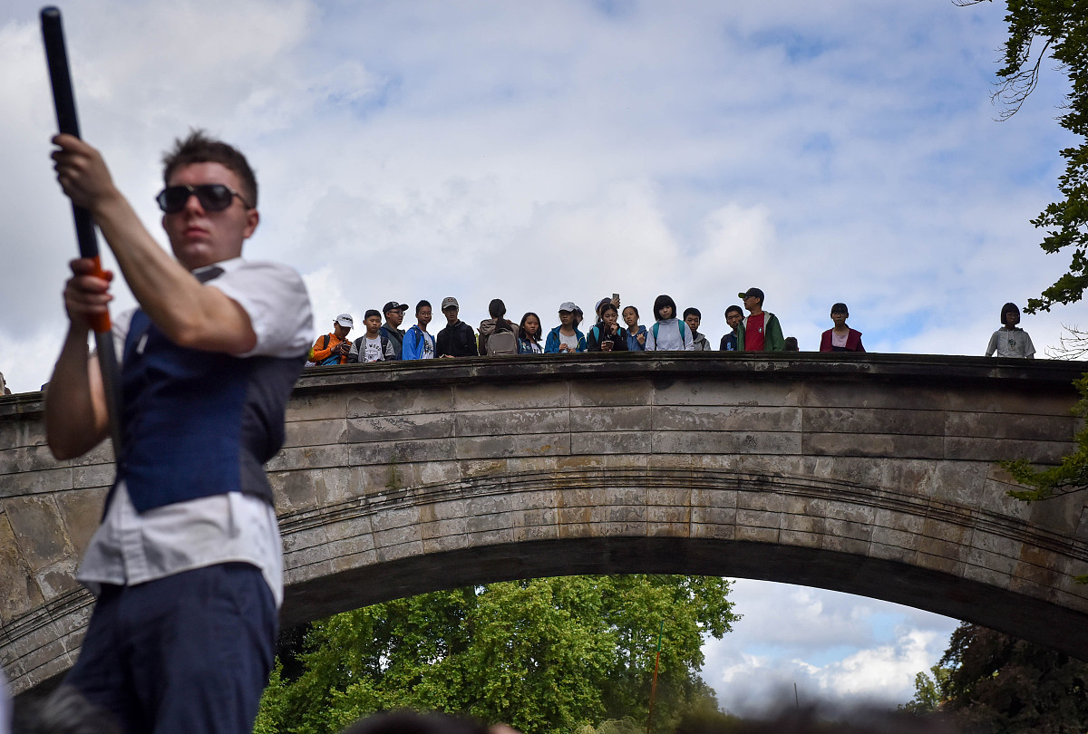 徐志摩的诗歌风格与爱情故事：词语的运用与浪漫的邂逅