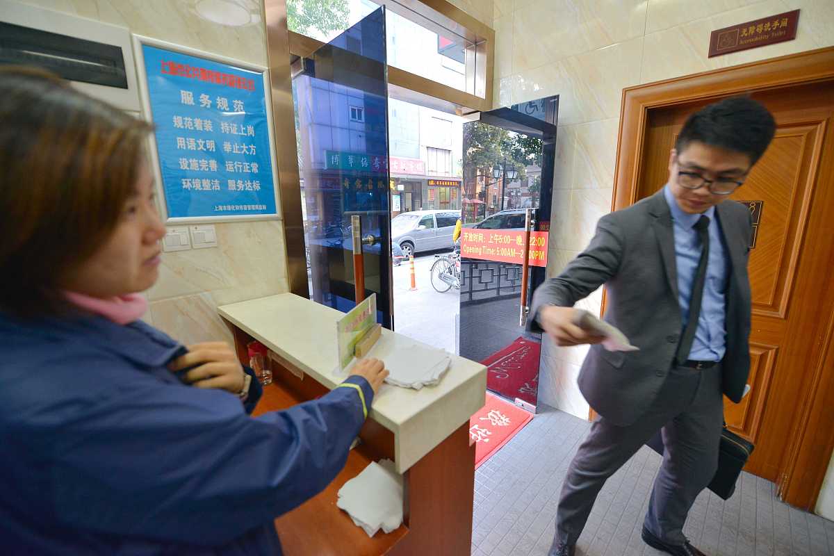 保洁安全指南：地滑牌使用和工作区域注意事项