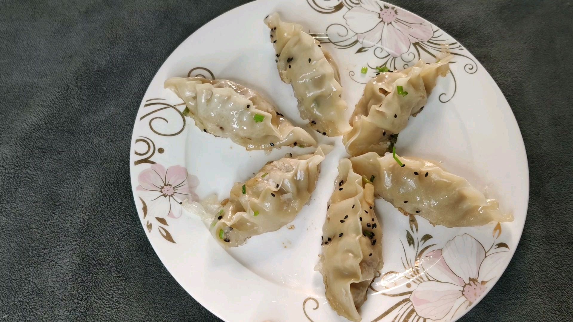 水煎饺最简单的做法,又香又脆,不用一滴油就能做,好吃!