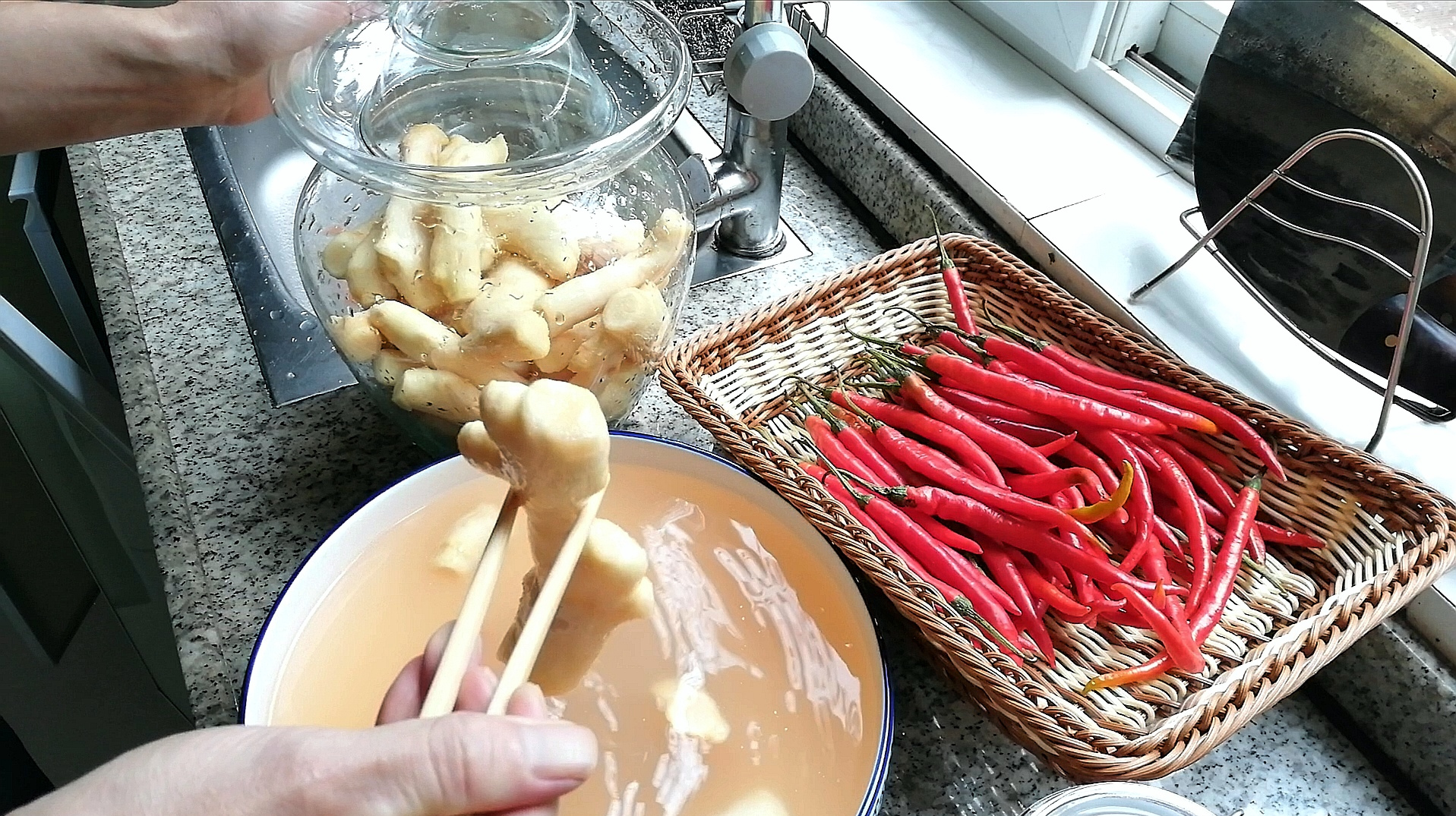 教你这样腌泡姜,做法简单,香脆酸爽,撑握诀窍,存一年都不坏!