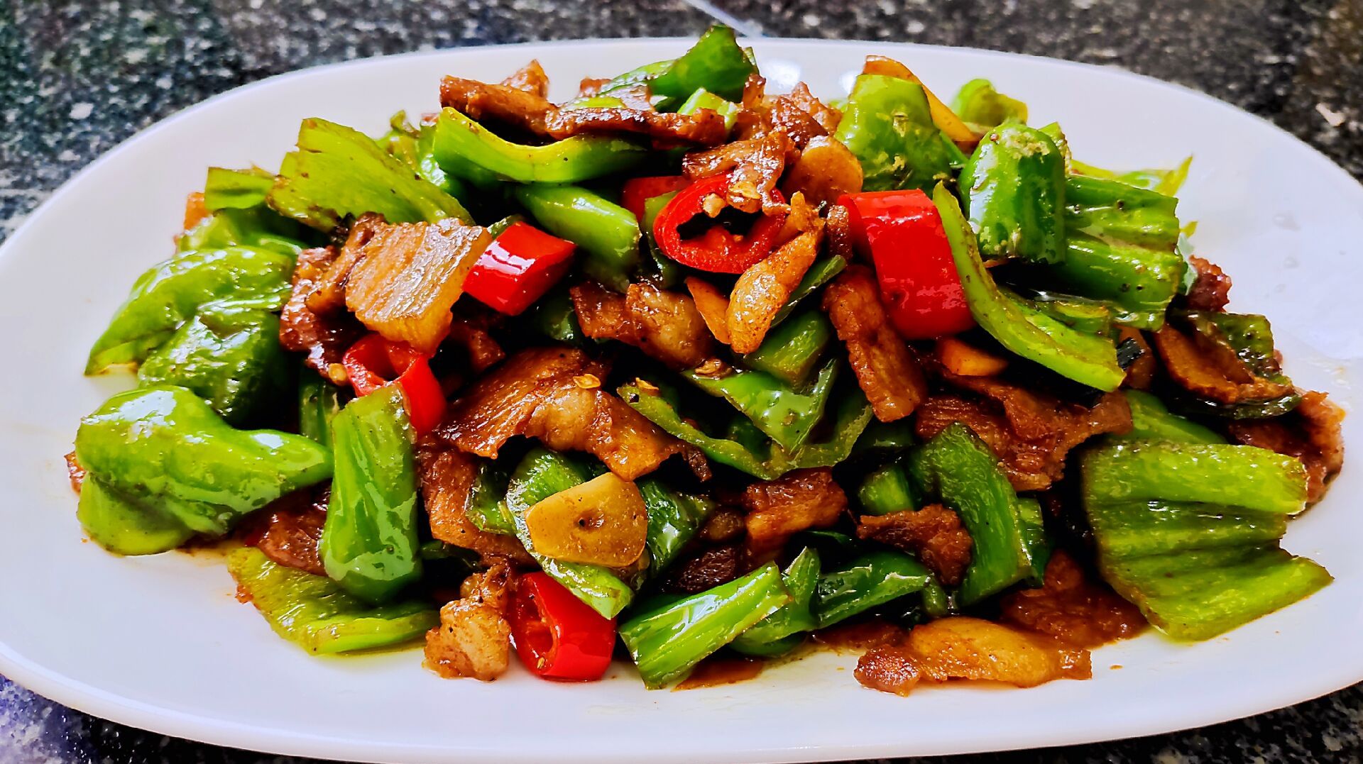 青椒炒五花肉的家常做法,好吃不油腻