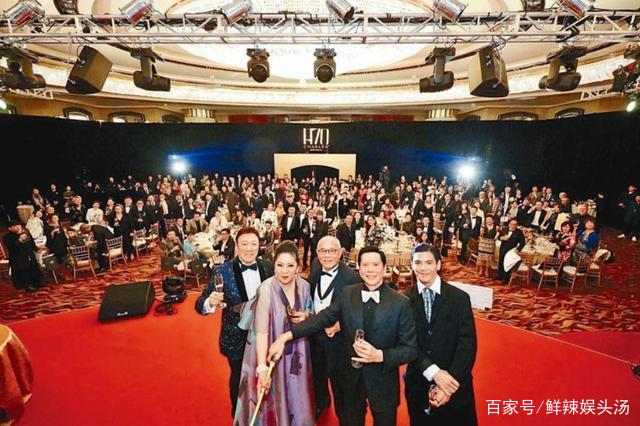 同是向华强的儿子,向佐将继承亿万身家,而他入