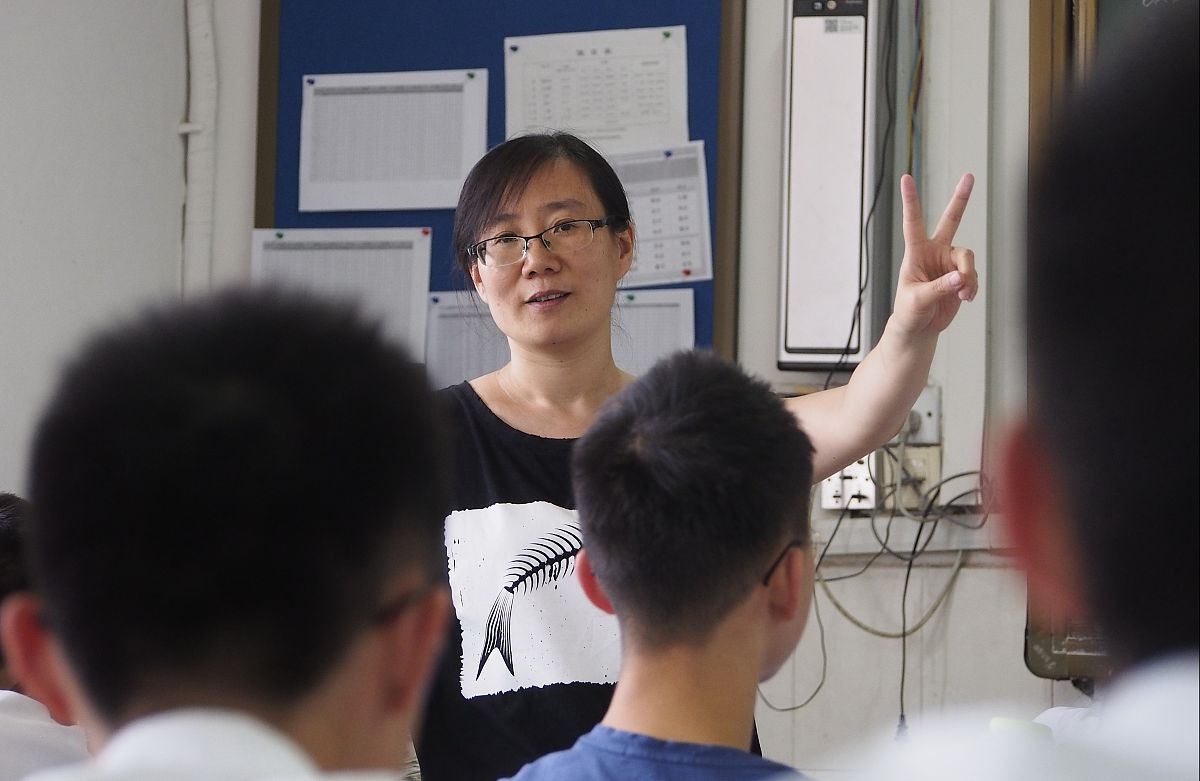 高中班主任育人故事 女生双向情感障碍我是一名高中班主任在我的教育生涯中遇到了很多有趣和挑战性的学生其中一个学生让我印象深刻。她名叫小玲是一个十分优秀的女生成绩优异人缘好但她却有一个难题——双向情感障碍。小玲喜欢上了一个男孩但是她不确定这个男孩是否也喜欢她。她变得非常紧张和焦虑开始不停地想这个男孩甚至开始做一些让他注意到她的事情。但是当她发现这个男孩对她没有兴趣时她又开始感到非常沮丧和失落。然而这