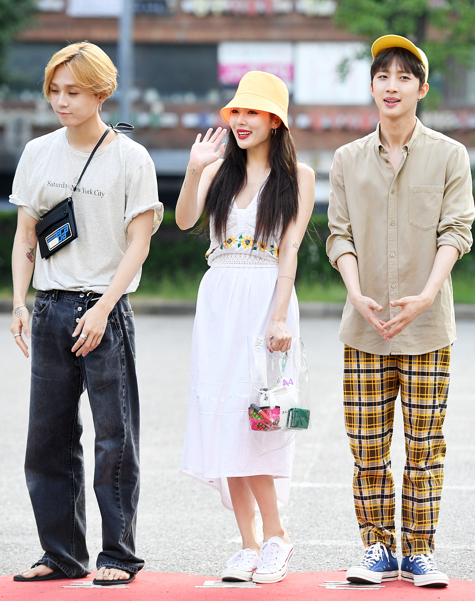 优秀团员申报材料尊敬的评审委员会：我是XXX本人自大学入学以来始终秉持着团结、奉献、友爱、进步的团员精神积极参加各项团组织活动为学校和社会做出了自己的贡献。现在我向评审委员会申报优秀团员以下是我的申报材料：一、思想政治表现1积极参加学校组织的各项思想政治教育活动认真听取老师的讲座和同学的发言加深了对中国特色社会主义道路的理解和认识。2关注国家大事积极参与社会公益活动如义务劳动、志愿服务等为社会和他