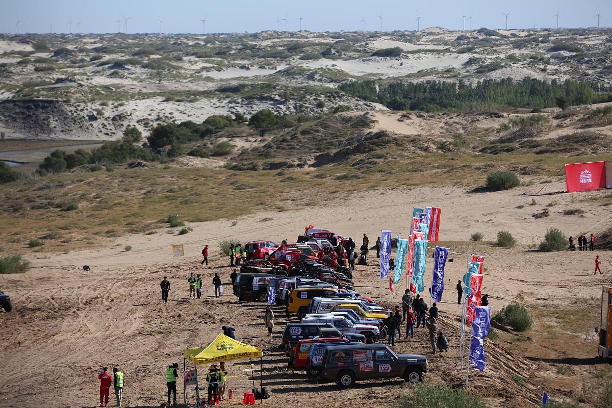 假设你是一位即将毕业的大学生正在写毕业论文但是重复率太高需要降低重复率请用中文对以下内容进行改写：本文选择出能够反映通辽市文化产业与旅游产业发展水平的各项指标作为评价两产业融合发展水平的基础。本文通过查阅《通辽市统计年鉴》、《通辽市国民经济和社会发展统计公报》、《通辽市政府工作报告》及其他现有公开资料总结口径基本相同且比较有代表性的数据资料首先对旅游产业指标的筛选和分类以此为基础进而相应地建立了旅